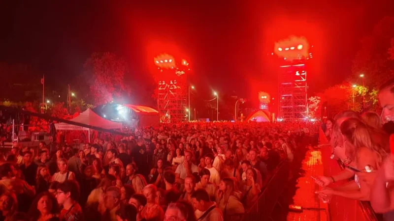 ΤΩΡΑ: Κοσμοσυρροή στη συναυλία του Αντώνη Ρέμου (ΒΙΝΤΕΟ)