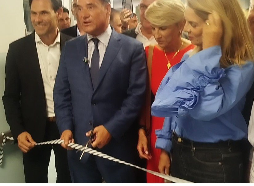 Στιγμές εγκαινίων: Ο Αδωνις φτάνει στη Μηχανιώνα και κόβει την κορδέλα του Κέντρου Υγείας (2 ΒΙΝΤΕΟ)