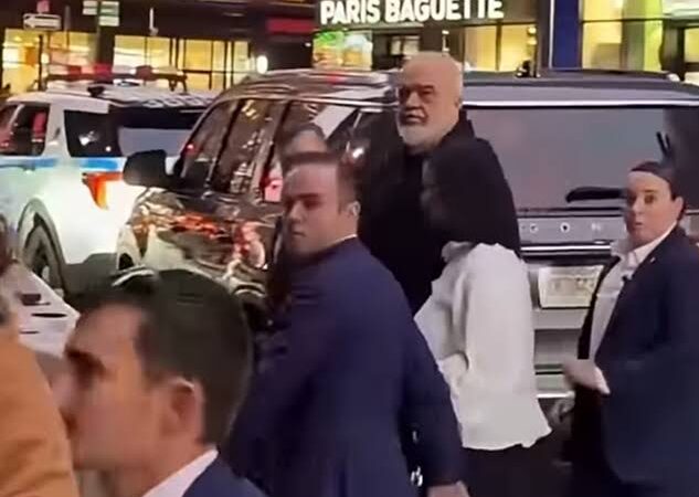 Με τις υγείες του: Πέταξαν αυγά στον Ράμα Αλβανοί διαδηλωτές