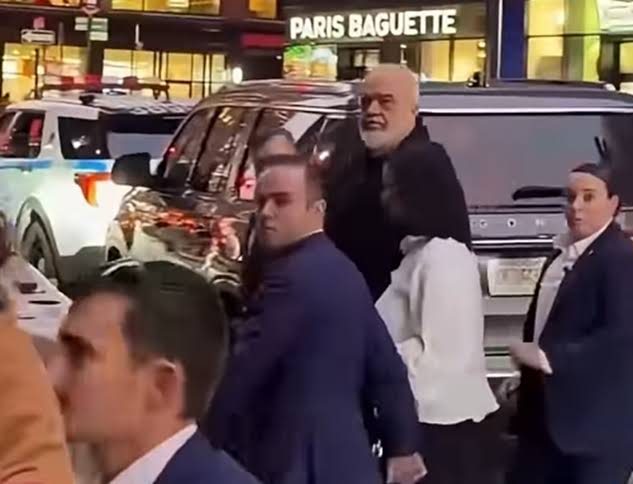 Με τις υγείες του: Πέταξαν αυγά στον Ράμα Αλβανοί διαδηλωτές