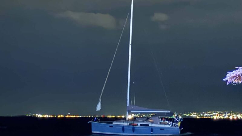 ΤΩΡΑ: Προσπάθεια απεγκλωβισμού του σκάφους που κόλλησε σε αβαθή νερά στην Αγία Τριάδα