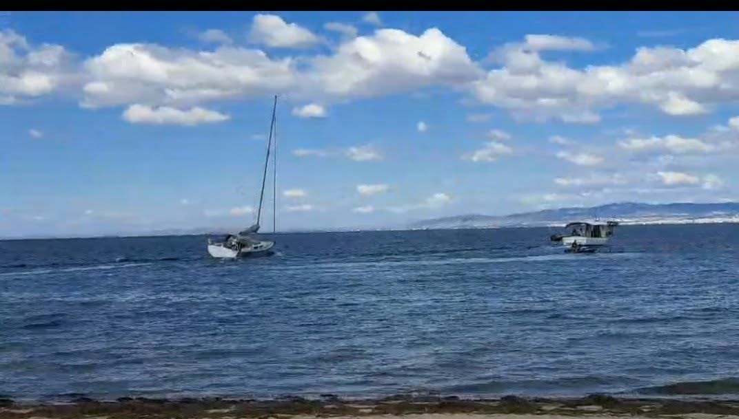 Απεγκλωβίστηκε το σκάφος που προσάραξε χθες το βράδυ στην Αγία Τριάδα (ΒΙΝΤΕΟ)