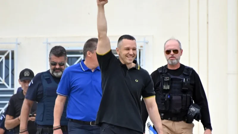 Αποφυλακίστηκε ο Ηλίας Κασιδιάρης-“Ηλία, σ΄ αγαπάμε”, φώναζαν οι οπαδοί του! (ΒΙΝΤΕΟ)