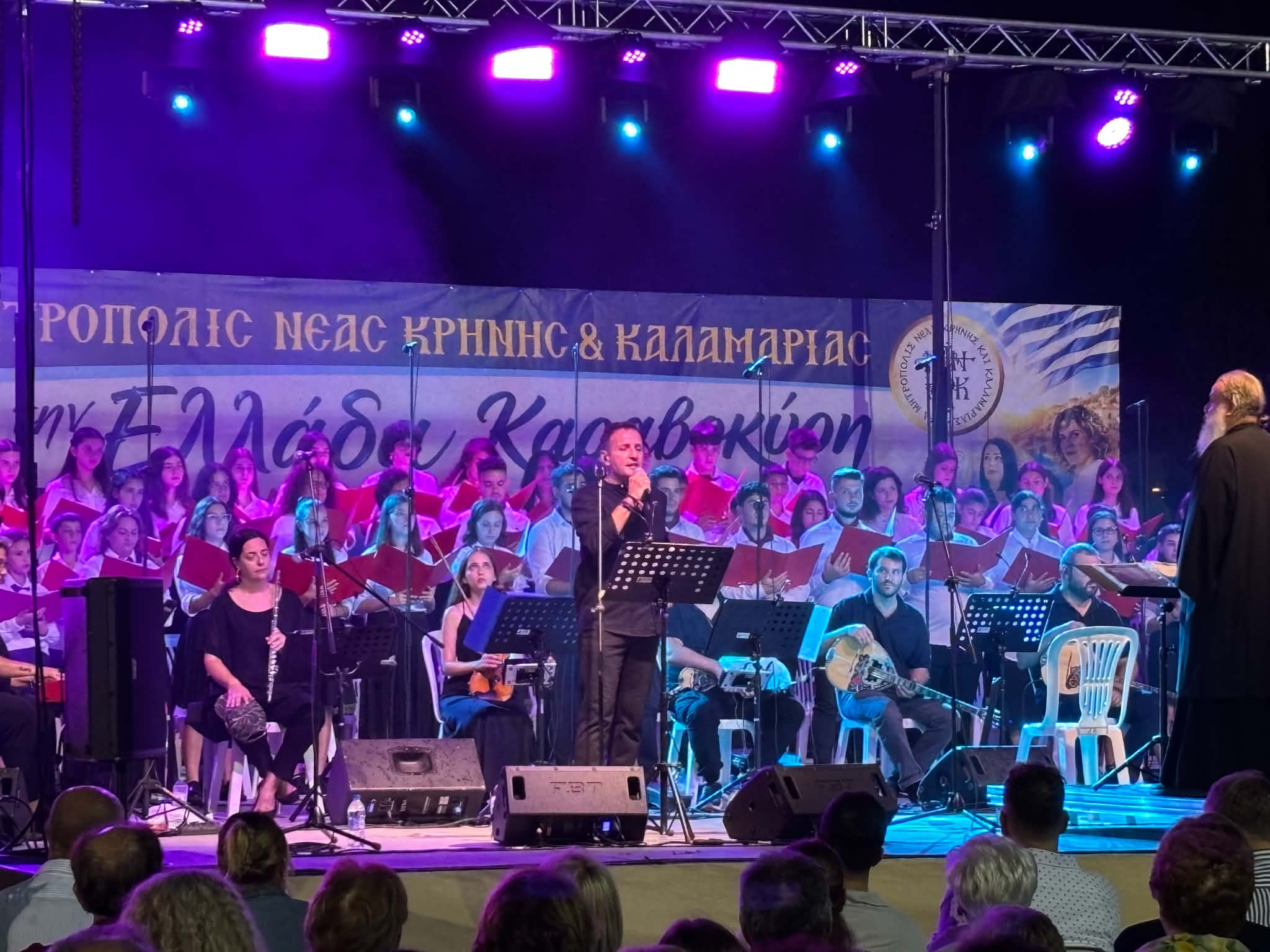 ΤΩΡΑ-ΜΗΧΑΝΙΩΝΑ: Ανέβηκε στη σκηνή  Δημήτρης Μπάσης