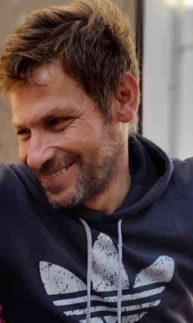 Αϊντε σύντροφε Στράτο, ξεκίνα να φτιάξεις το σχολείο. Μπορείς, αφού…