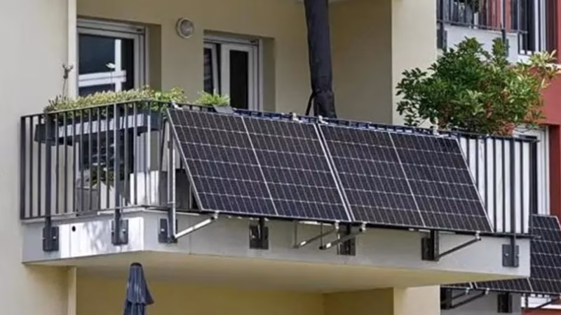Φωτοβολταϊκά στο μπαλκόνι: Έως 800 Watt απευθείας στην πρίζα – Πόσο κοστίζουν και πόση εξοικονόμηση προσφέρουν (BINTEO)