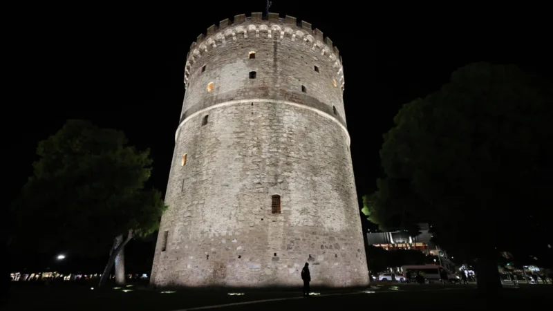 Υπέροχος, φωτισμένος Λευκός Πύργος! (ΒΙΝΤΕΟ)