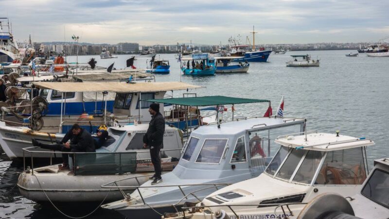 Στη παραλία της Θεσσαλονίκης οι αλιείς της Μηχανιώνας-Στο πλευρό τους ο Στέλιος Σαραφίδης