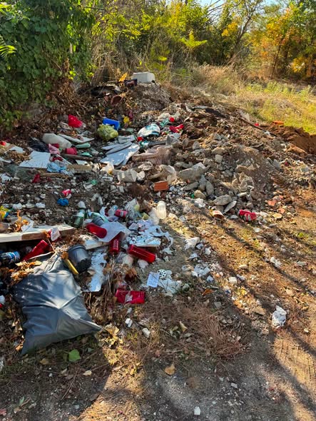 Για γέλια: Την ώρα που διαφημίζουν τα έργα τους στα κοιμητήρια του Δήμου έρχονται αυτές οι εικόνες από την Αγία Τριάδα (ΦΩΤΟΡΕΠΟΡΤΑΖ)