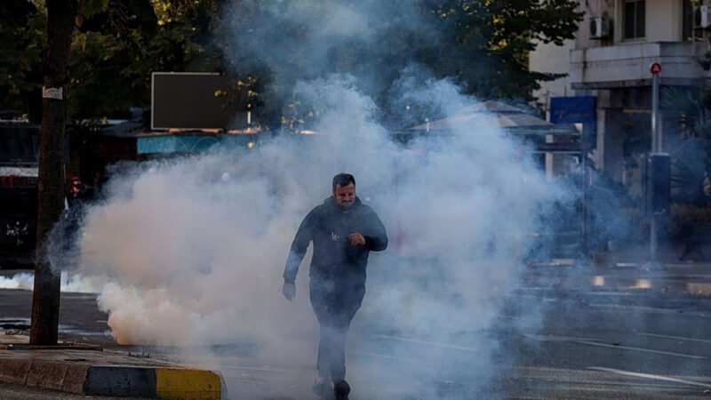 Εκτός ελέγχου η κατάσταση στην Αλβανία: Ενταση και συγκρούσεις στα Τίρανα (ΒΙΝΤΕΟ)