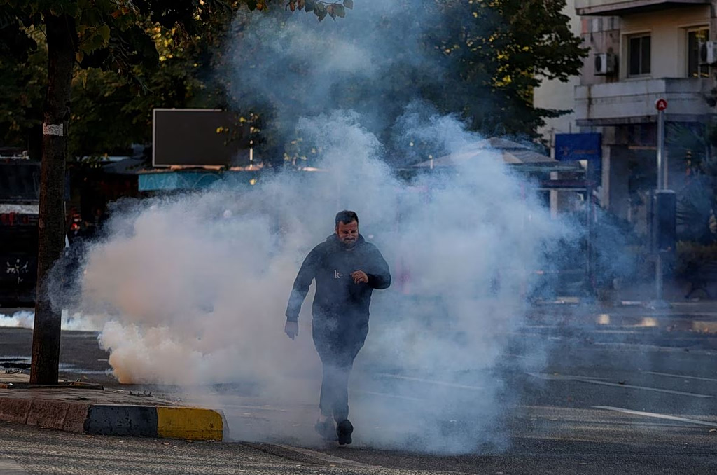 Εκτός ελέγχου η κατάσταση στην Αλβανία: Ενταση και συγκρούσεις στα Τίρανα (ΒΙΝΤΕΟ)