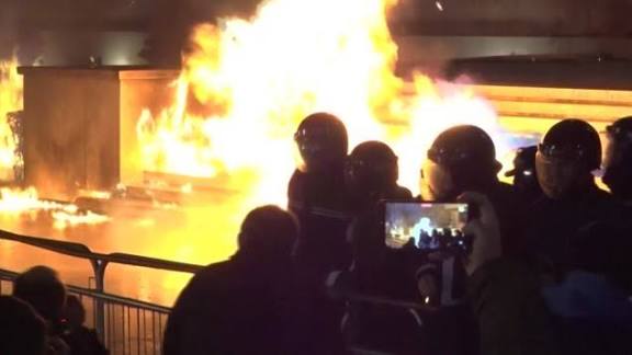 Νύχτα πανικού στα Τίρανα: Εκτός ελέγχου οι Αλβανοί θέλουν να λιντσάρουν τον Ράμα