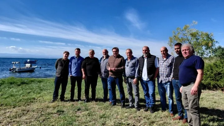 Στη Μηχανιώνα ο Μαργαρίτης Σχοινάς για συνάντηση με τους αλιείς-Τον κέρασαν γκράπα και μεζέδες