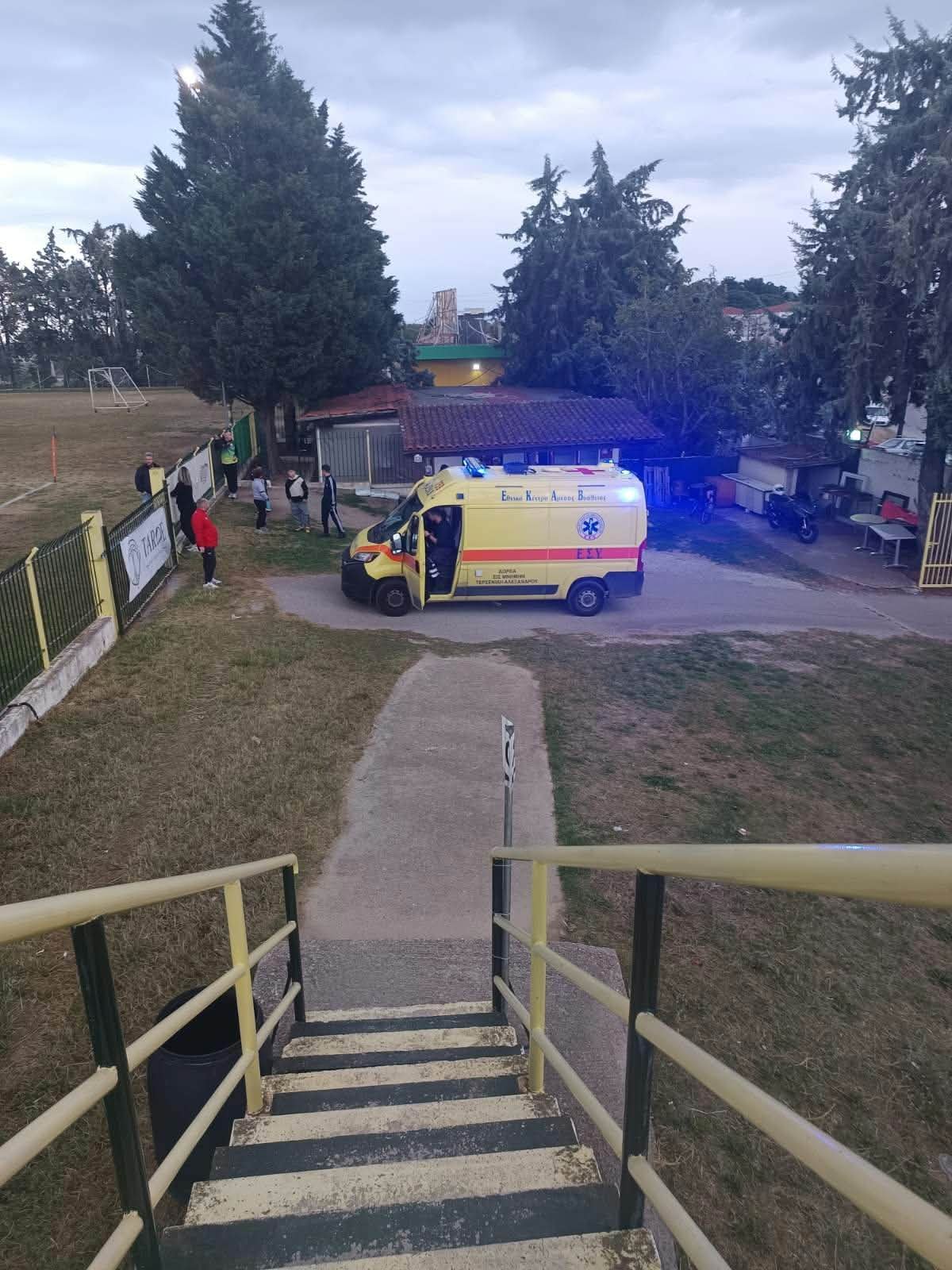 ΤΩΡΑ: Σοβαρός τραυματισμός ποδοσφαιριστή της Ελπίδας Τούμπας στην Επανομή-Επί τόπου ασθενοφόρο (ΦΩΤΟΡΕΠΟΡΤΑΖ)