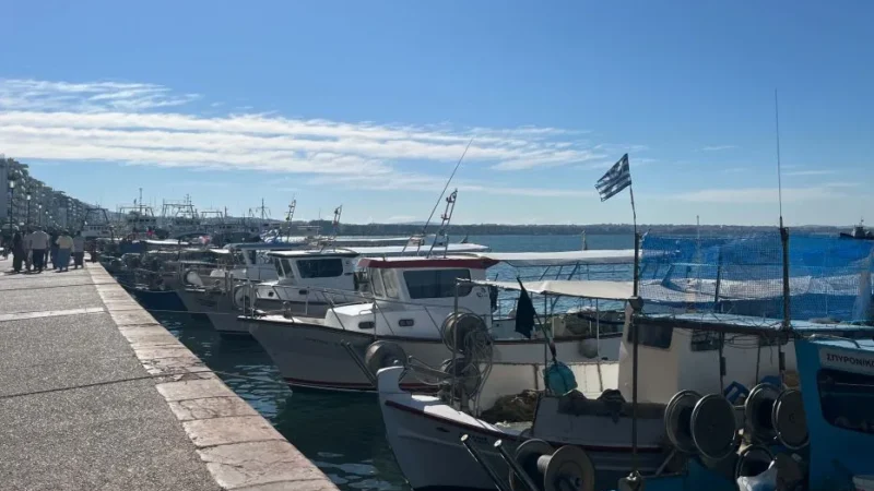 Επ΄ αόριστον “δεμένοι” στο λιμάνι της Θεσσαλονίκης ψαράδες από τη Μηχανιώνα και όλο το νομό: Τελειώνει το φρέσκο ψάρι