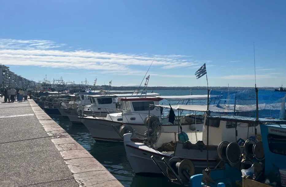 Επ΄ αόριστον “δεμένοι” στο λιμάνι της Θεσσαλονίκης ψαράδες από τη Μηχανιώνα και όλο το νομό: Τελειώνει το φρέσκο ψάρι