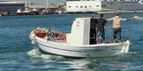 Οι αλιείς της Μηχανιώνας απέκλεισαν το λιμάνι της Θεσσαονίκης
