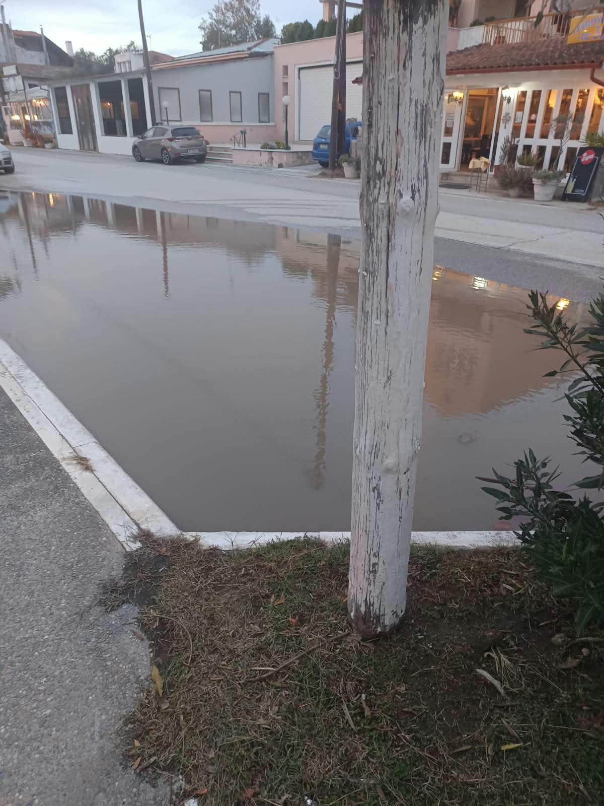 Απόγνωση με τα βουλωμένα φρεάτια στη Παραλία Επανομής (ΦΩΤΟΡΕΠΟΡΤΑΖ)