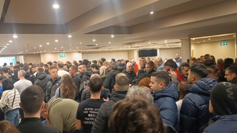 ΤΩΡΑ: Απίστευτος κόσμος για Κασιδιάρη-Επεισόδια έξω από τη συγκέντρωση