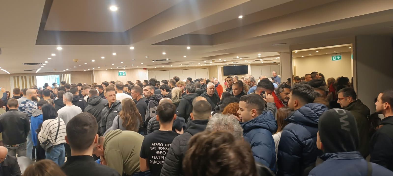ΤΩΡΑ: Απίστευτος κόσμος για Κασιδιάρη-Επεισόδια έξω από τη συγκέντρωση