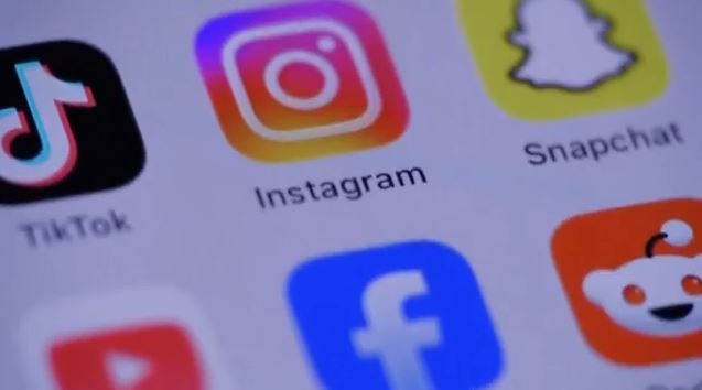 «Μπλόκο» στους ανηλίκους κάτω των 15 ετών στα social media – Πώς θα λειτουργεί ο «κόφτης» (BINTEO)