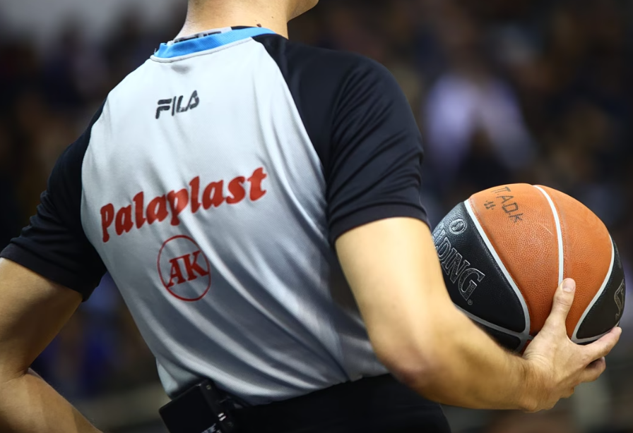 Ανω-κάτω το σπίτι του διαιτητή Παπαπέτρου στη Κατερίνη-Που βρέθηκε το χρηματοκιβώτιο με τα 820 χιλιάρικα (ΒΙΝΤΕΟ)