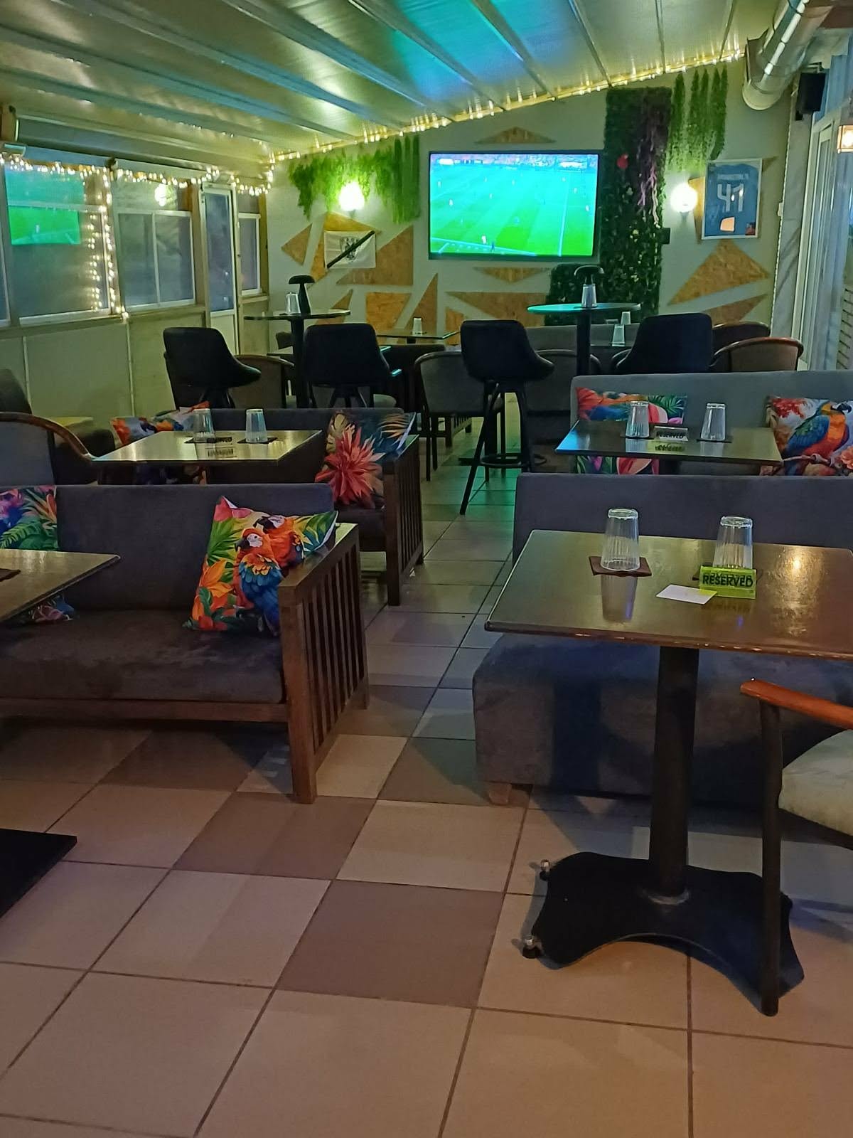 Κυριακή στο CORNER