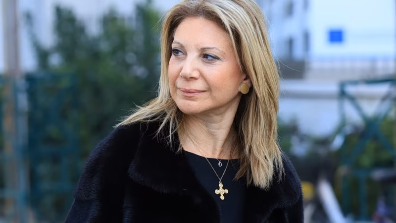Η Μαρία Καρυστιανού κατέθεσε μόνη της στεφάνι για την 28η Οκτωβρίου (ΒΙΝΤΕΟ)